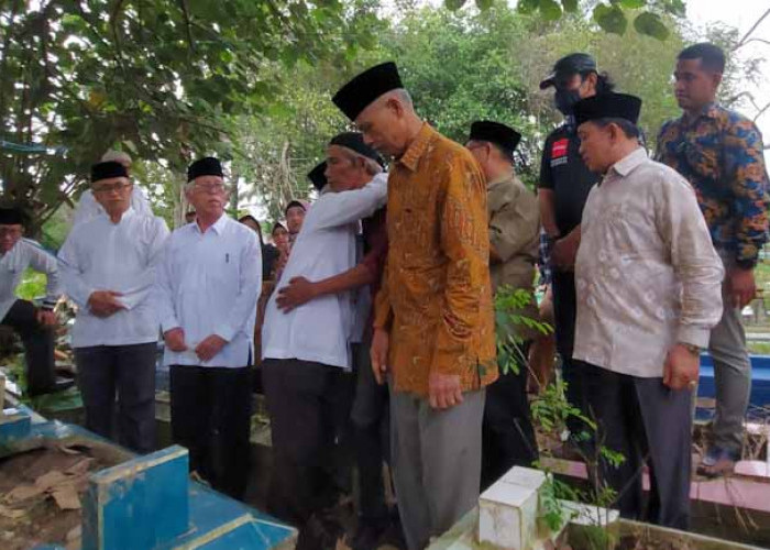 Pimpinan Gontor Berziarah ke Makam AM Putra Sulung Soimah di Palembang