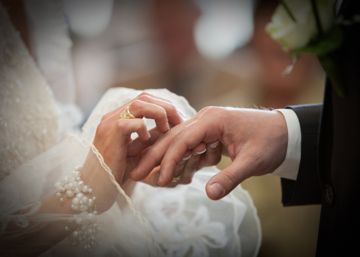 MK Tolak Pernikahan Beda Agama, Ini Kata MUI 