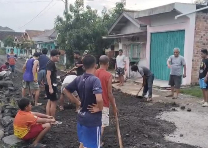 Akses Jalan Jatirahayu Timur Rusak Parah, Warga Turun Tangan Lakukan Perbaikan Seadanya 