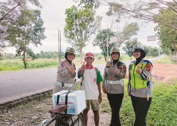 Satlantas Polres OKU Timur Beri Bantuan Sosial Pengguna Jalan