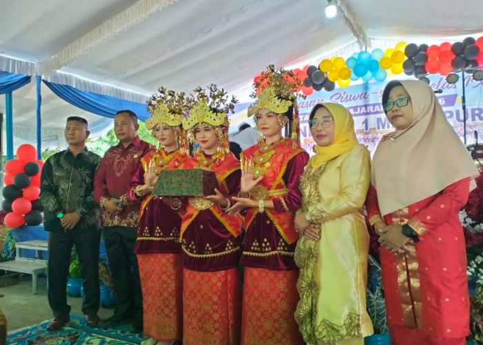 Perpisahan, Kepsek Hj Sugiyani Lepas Kepergian 268 Pelajar SMP Negeri 1 Martapura Kembali ke Orang Tua