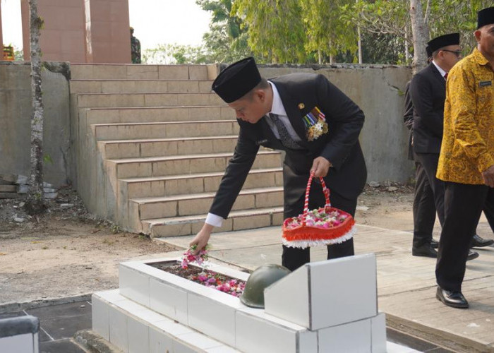 Hari Pahlawan, Bupati OKU Timur Enos Ikuti Upacara Ziarah Nasional