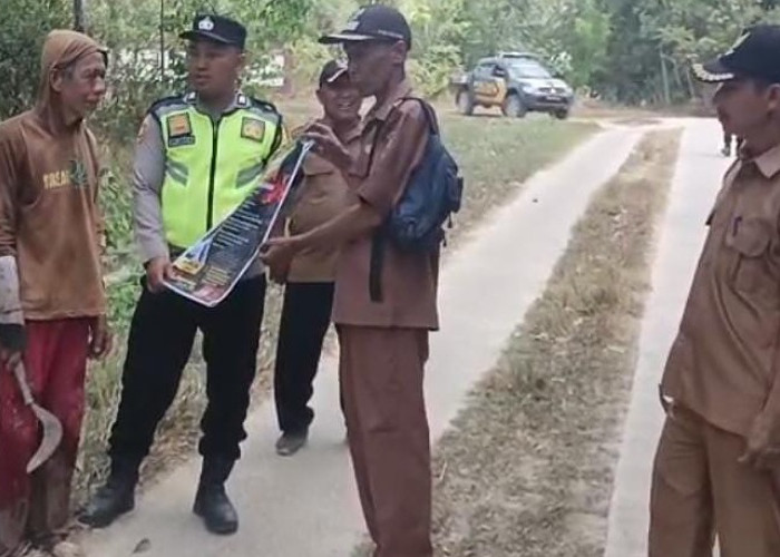 Antisipasi Karhutla, Bhabinkamtibmas Polsek Belitang III Pasang Spanduk Larangan Membakar Lahan