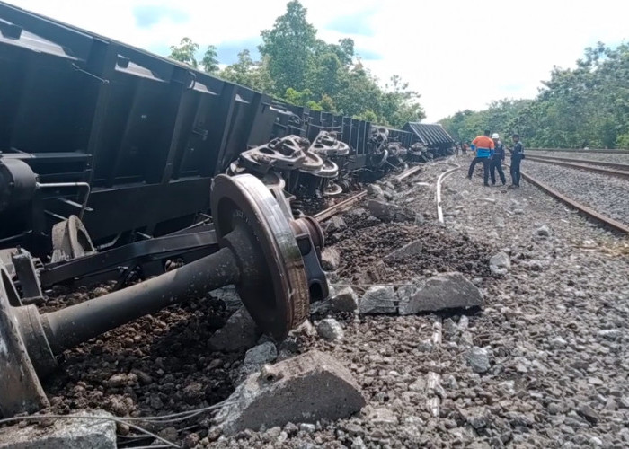 Delapan Gerbong KA Babaranjang Anjlok, Jadwal Perjalan Tak Terganggu