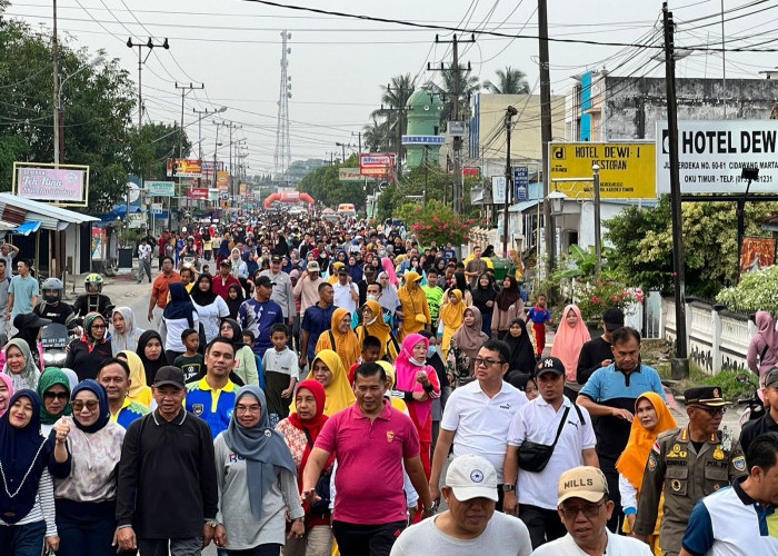 Jalan Santai Berhadiah Utama Umroh Gratis Diikuti Ribuan Peserta, Jalan Merdeka Penuh Sesak