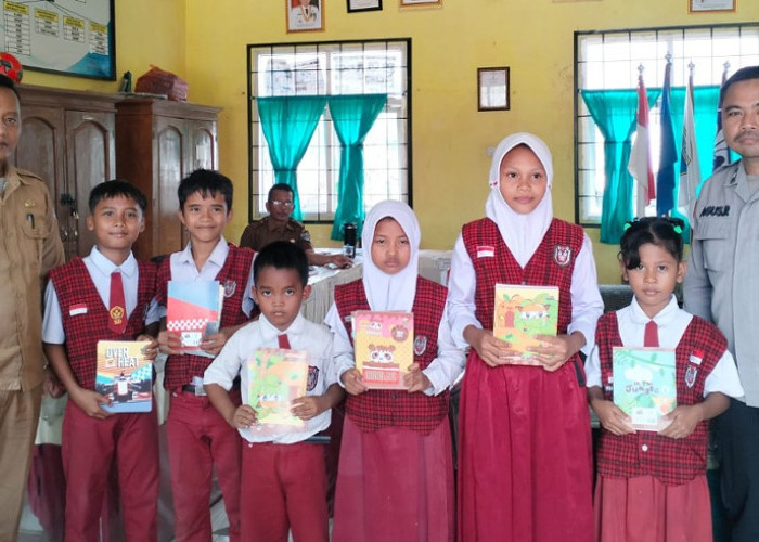 Dukung Cerdaskan Anak Bangsa, Polsek Semendawai Suku III Salurkan Buku Tulis untuk Pelajar Kurang Mampu