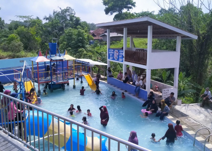 Suasana Lebaran, Pengunjung Masih Padati: Wisata Air Lestari Swimming Pool  Martapura OKU Timur 
