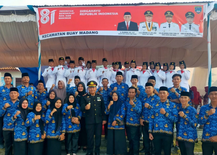 Kapolsek AKP Suwandi Pimpin Upacara Penurunan Bendera HUT RI Ke-81 di Buay Madang