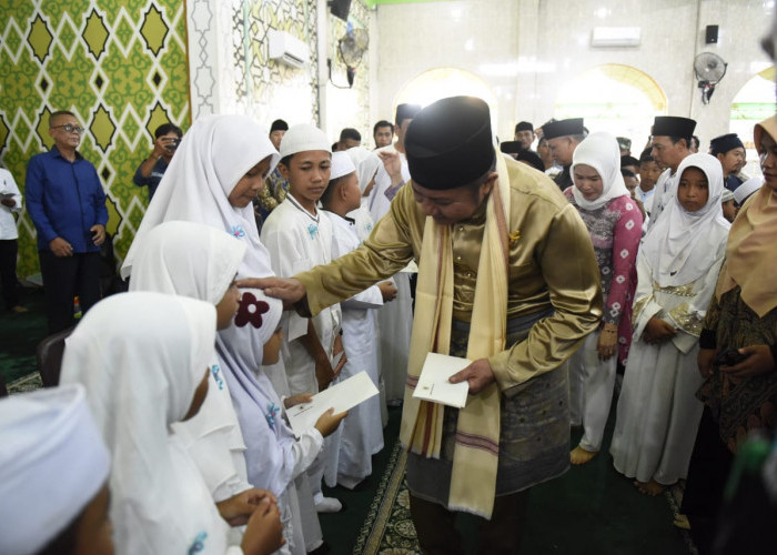 Masjid Jami Babussalam Gelumbang, Herman Deru Santuni Anak Yatim  Sekaligus Serahkan  Mobil Ambulance