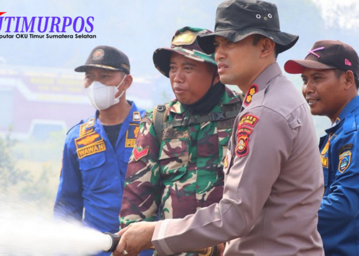 Kebakaran Lahan, Kapolres OKU Timur Tinjau Posko Karhutla dan Ikut Padamkan Titik Api