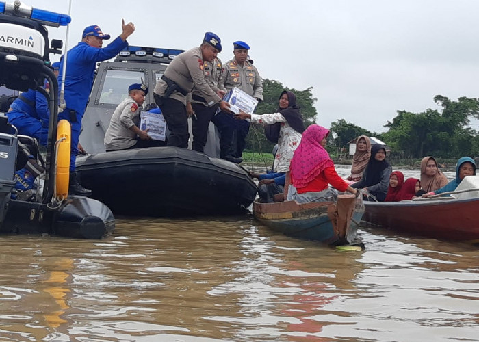 Ditpolairud Polda Sumsel Bagikan Sembako Untuk Nelayan Sungai Musi