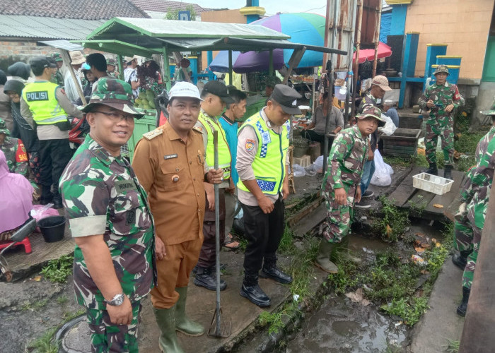 Karya Bakti, Koramil Martapura Gotong Royong Bersama Kelurahan Pasar Bersihkan Saluran Air