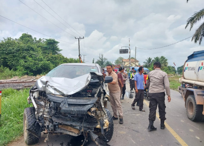 Mobil Ringsek Disambar KA Lokomotif, Sopir Alami Luka-luka 