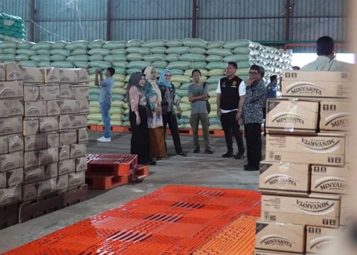 Pemkab OKU Timur Sidak Pasar dan Bulog Pastikan Harga dan Pasokan Tetap Stabil