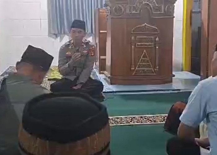 Wakapolres OKU Timur Kompol Hendri Pimpin Salat Subuh Keliling dan Dialog Kamtibmas di Kotabaru Barat