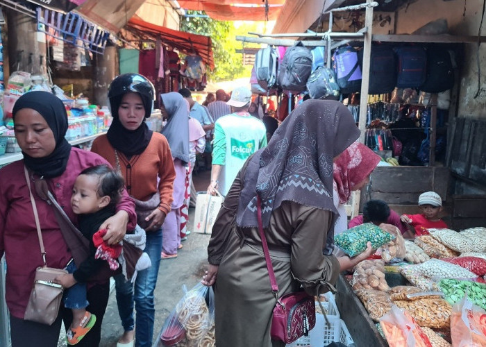 Pasar Inpres Martapura Ramai Pengunjung Jelang Idul Fitri 1445 H, Kios Kue Hingga Pakaian Muslim Banyak Diburu