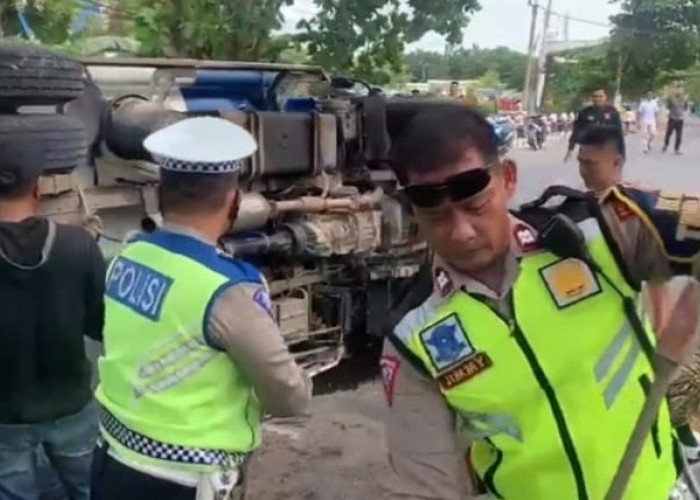 Satlantas Polres Prabumulih Bantu Evakuasi Truk Solar Industri Terguling