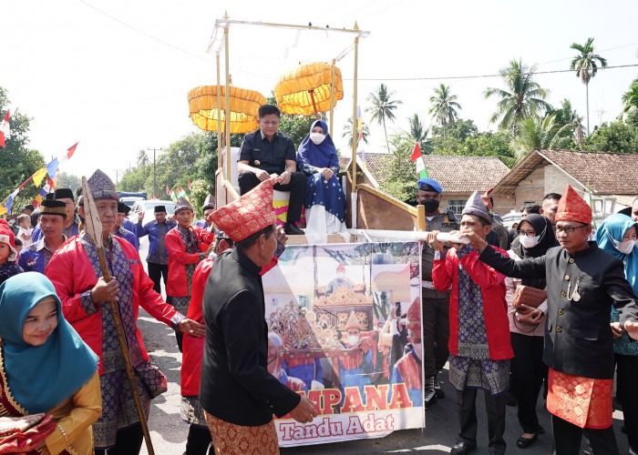 Bupati OKU Timur dan Istri Diarak Warga Kecamatan Bunga Mayang