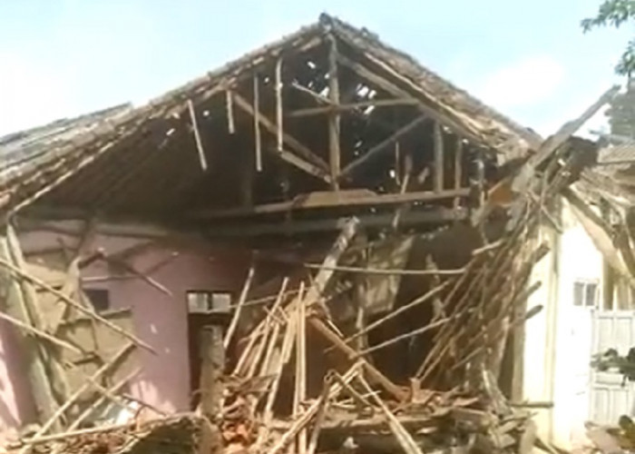 4 Rumah Ambruk Akibat Guncangan Gempa Cianjur dengan Kekuatan 5,6 Magnitudo