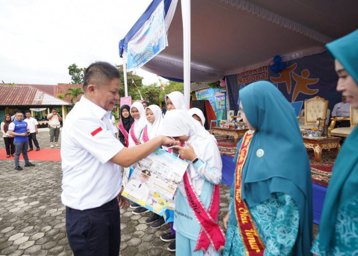 Cegah Anemia, Bupati Bagikan Tablet Tambah Darah