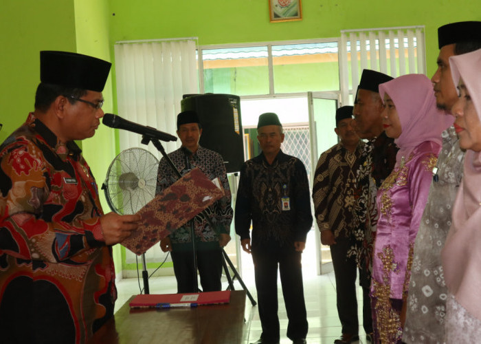 KakanKemenag OKU Timur Ishak Putih Lantik Tiga Kamad Dan Dua Kaur TU