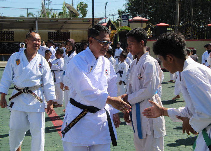 Kapolres OKU Timur AKBP Adik Pimpin Kenaikan Tingkat Khusin Ryu M Karate-Do Indonesia