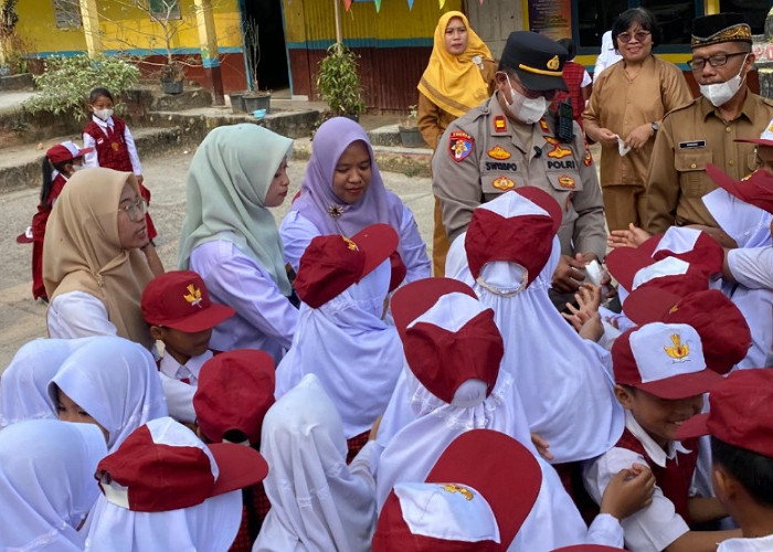 Cegah Bullying dan Dampak Polusi, Polsek Buay Madang Timur Bagikan Masker di Sekolah