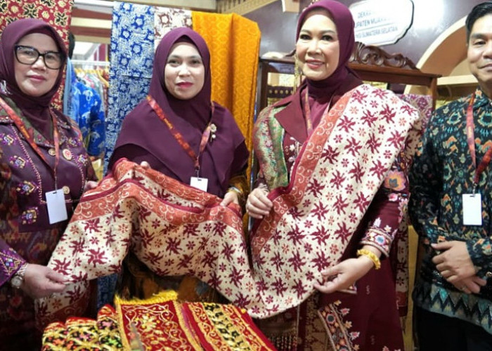 Sumatera Selatan Jadi Ikon Kriyanusa 2026, Dekranasda OKU Timur Unjuk Wastra Angkinan dan Bidak Gala Napuh
