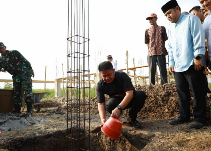 Herman Deru Letakan Batu Pertama Gedung Madrasah Aliyah Al- Minhajul Islamiyah Pulo Keto Gandus