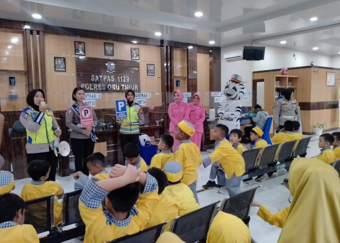 Anak SD Studi Tour ke Polres, Satlantas Kenalkan Tata Cara Berlalulintas