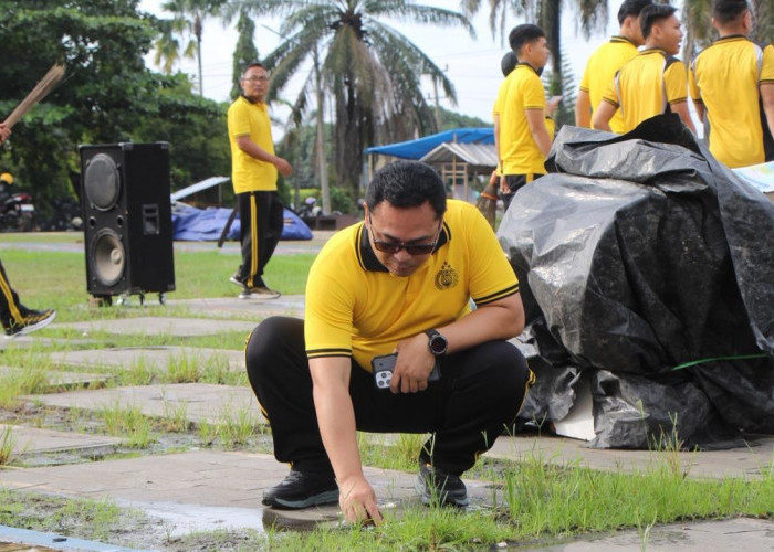 Personel Polres OKU Timur Laksanakan Kurvei Kebersihan Lingkungan
