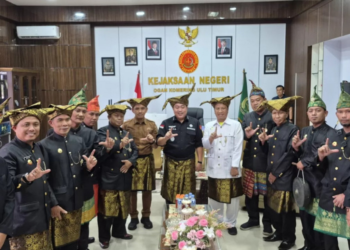Makna Adat dan Penegakan Hukum, Kajari OKU Timur Terima Kepodang dari LPA