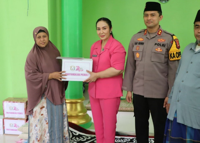 Bhayangkari Peduli, Santri Nurul Fatah Martapura Terima Santunan dan Paket Sembako
