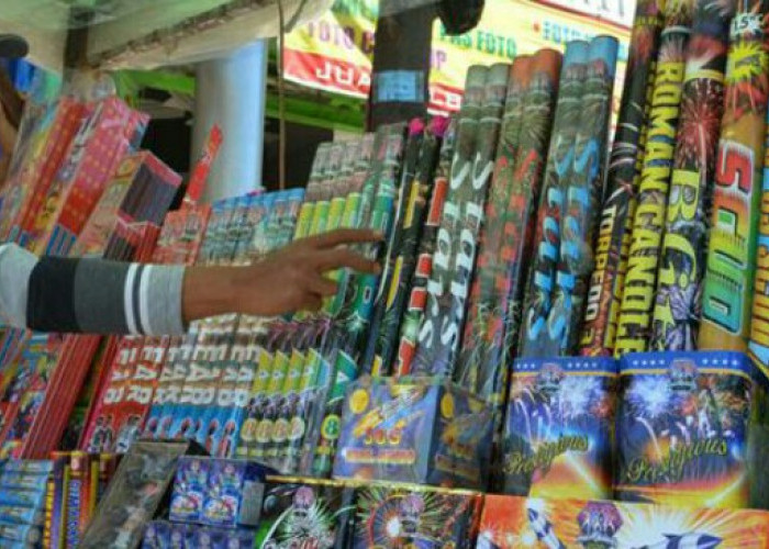 Pedagang Kembang Api Mulai Bermunculan di Pasar Gumawang Belitang
