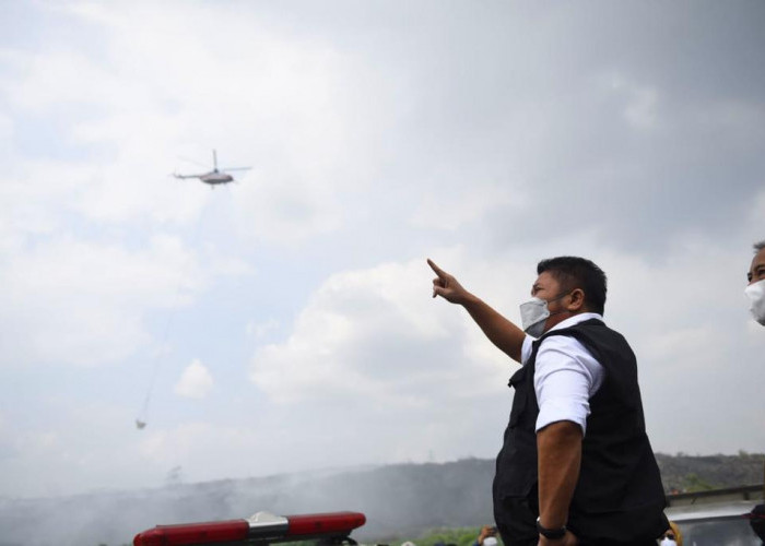Percepat Pemadaman Api di TPA Sukawinatan, Dua Unit Helikopter Water Bombing Dikerahkan