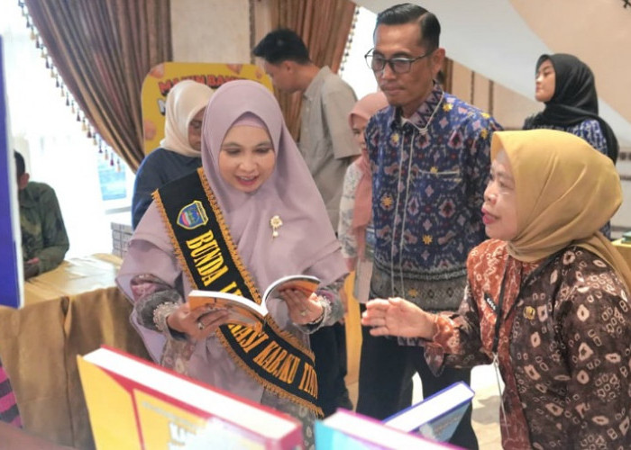 Bunda Literasi OKU Timur dr. Sheila Noberta Dorong Pojok Baca Desa Jadi Perpustakaan