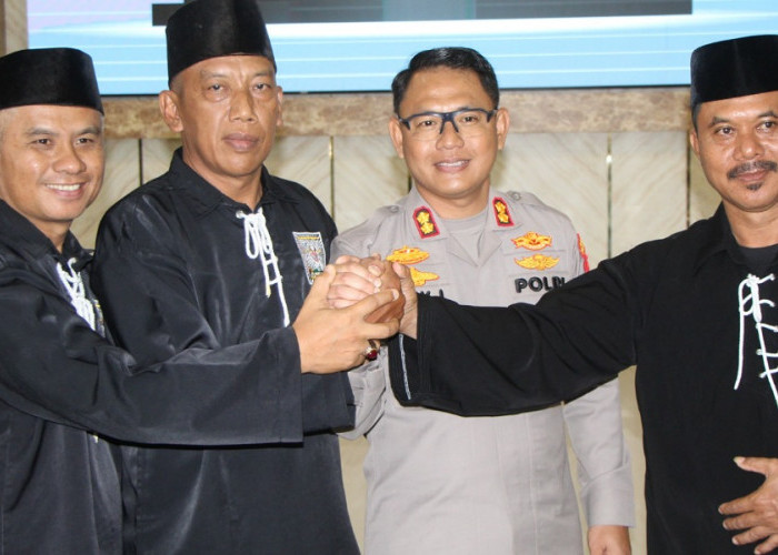 Kapolres OKU Timur Deklarasikan Sabuk Kamtibmas Bersama 16 Perguruan Silat