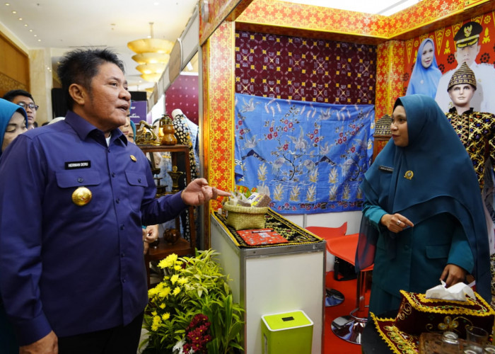 Kain Khas OKU Timur Tampil di Stand Kriya Sriwijaya, Bikin Bangga Lho!