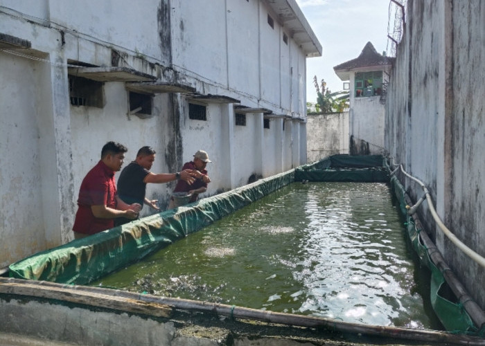 Dukung 13 Program Akselerasi, Kalapas Martapura Abas Ruchandar Tebar 5000 Benih Ikan