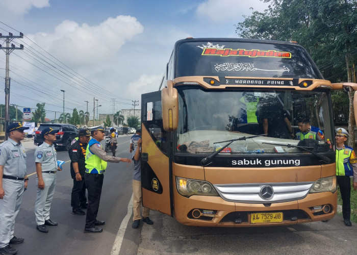 Ops Keselamatan Musi, Satlantas Polres OKU Timur Cek Kesehatan Pengemudi Hingga Tes Urine