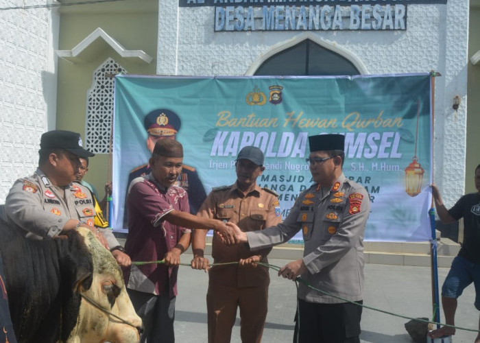 Kapolres AKBP Adik Serahkan 3 Hewan Kurban Dari Kapolda Sumsel Untuk Masyarakat OKU Timur