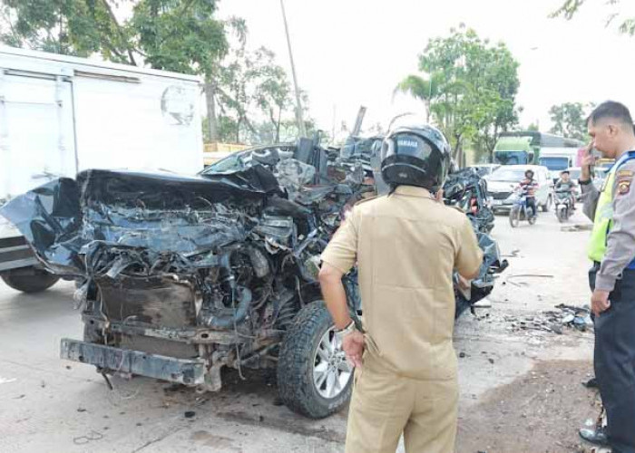 BREAKING NEWS: Innova Tabrak Buntut Fuso, 1 Penumpang Tewas, Kejadian di Jalan Soekarno-Hatta Palembang,