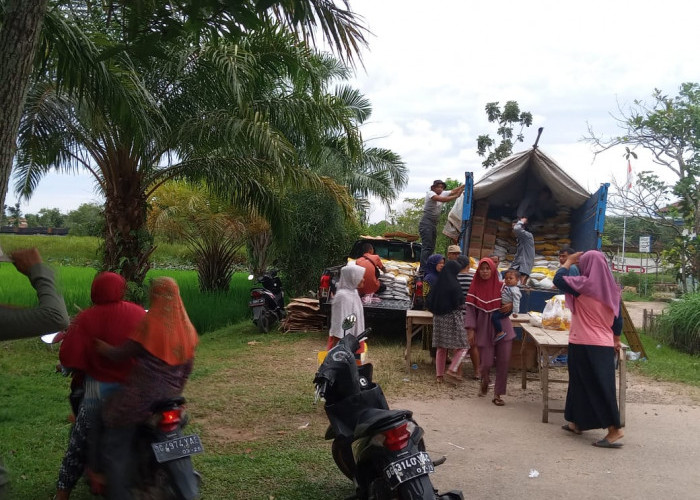 Anggota Polsek Martapura Awasi Pembagian Pembagian Sembako Murah