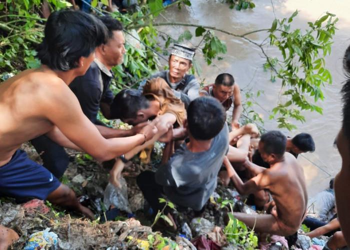 Mobil Nyemplung di Sungai Komering Desa Negeri Ratu OKU Timur, Warga Bantu Evakuasi Para Korban 