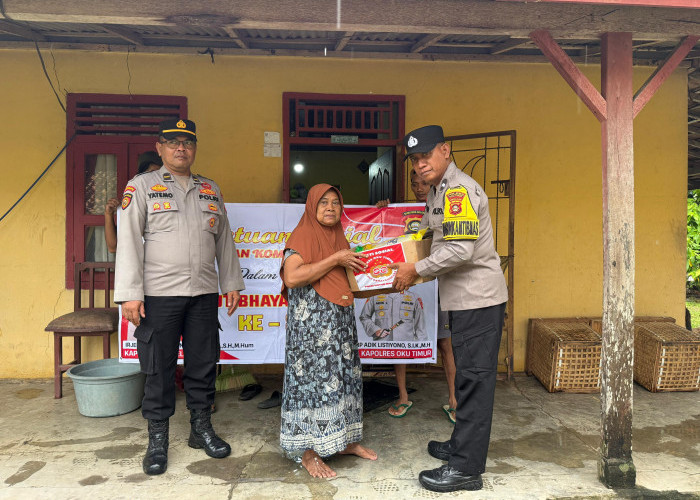 Sambut HUT Bhayangkara, Polsek Belitang III Bagikan Sembako Untuk Warga