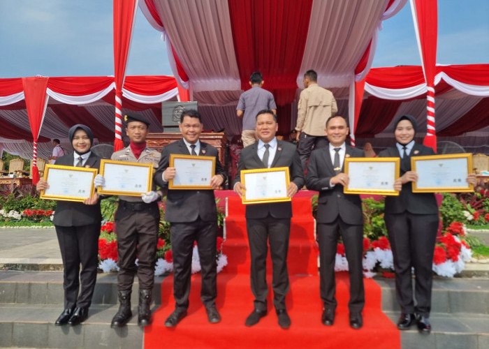 7 Personil Sat Intelkam Polres OKU Timur Raih Penghargaan Bupati Enos Dalam Program Inovasi SKCK SIJADA 