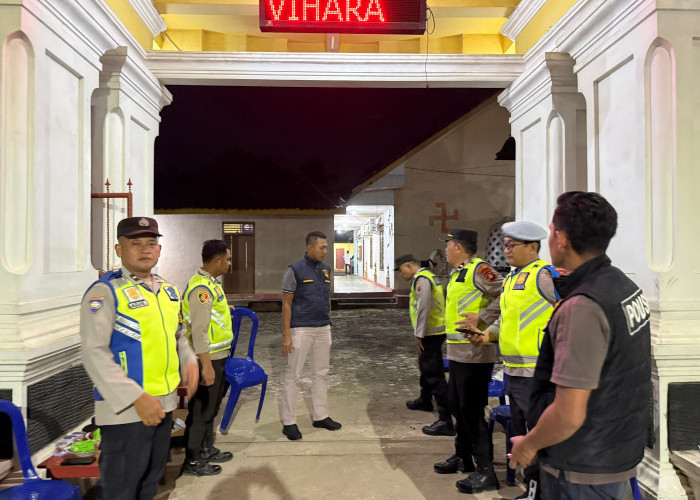 Kapolsek Belitang III IPTU Sapariyanto Pimpin Pengamanan Hari Tri Suci Waisak 2570