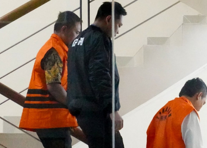 OTT Korupsi Rp610, Bupati Cilacap Resmi Kenakan Baju Lebaran dari KPK