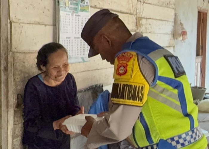 Personel Polsek Belitang III Bagikan Paket Makanan ke Warga Kutosari
