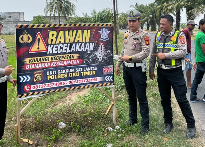 Tekan Angka Kecelakaan, Satlantas Polres OKU Timur Pasang Banner Rawan Laka di Jalur Belitang
